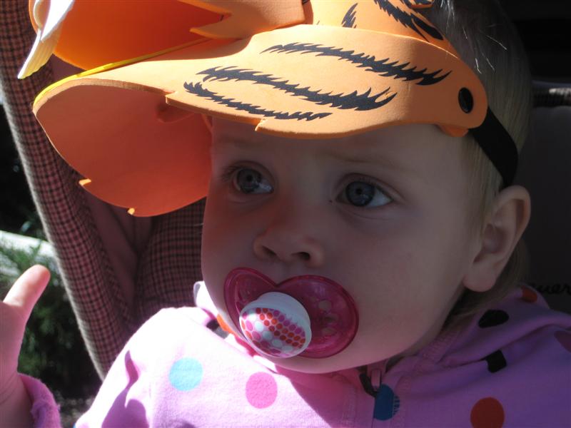 Jess_ZooFeb2009-7.JPG - Like the TIger Hat!?